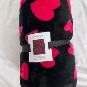 VICTORIA'S SECRET RED HEARTS COZY PLUSH BLANKET RED/BLACK SOFT WARM 50X60IN
